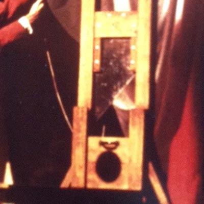 Guillotine réalisée pour un spectacle du collège St Pierre - Dominique Cappelle ()