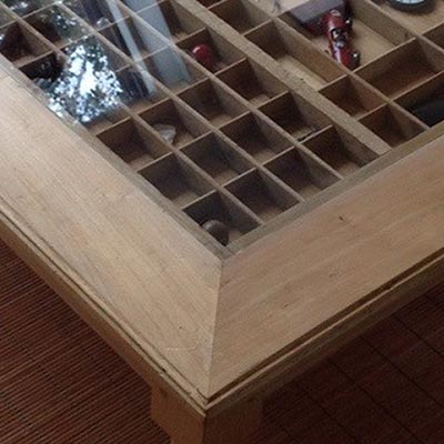 Table de salon réalisé au départ d’un casier d’imprimeur  - Dominique Cappelle ()